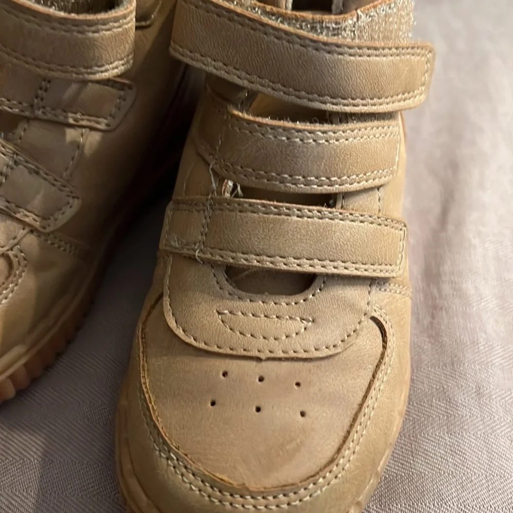 Toddler 8 Osh Kosh high top shoe. Velcro straps. Like new condition. Tan